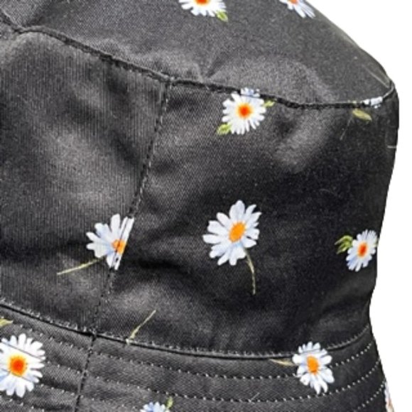 ALICE + OLIVIA Reversible Bucket Hat: Black with Daisy Print And Solid White NWT - Picture 10 of 11